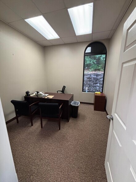 More Photos Of 108 Oak Park Dr, Irmo Office For Lease