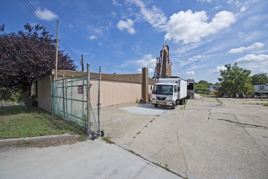 More Photos Of 2 Rossmore Ave, Central Islip Warehouse For Lease
