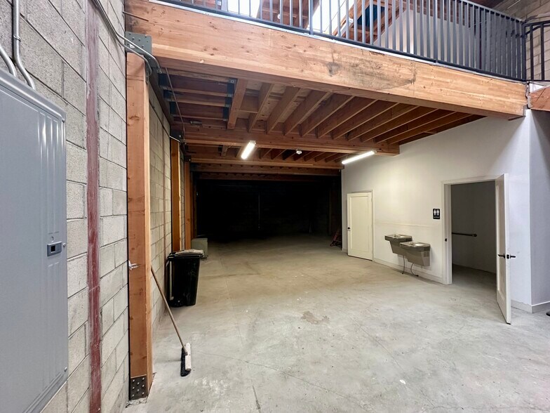 More Photos Of 7528 Clybourn Ave, Sun Valley Manufacturing For Lease