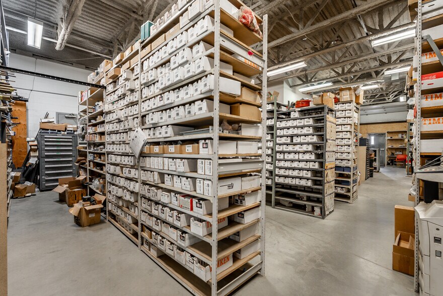 More Photos Of 5281 Boul Cléroux, Laval Warehouse For Sale