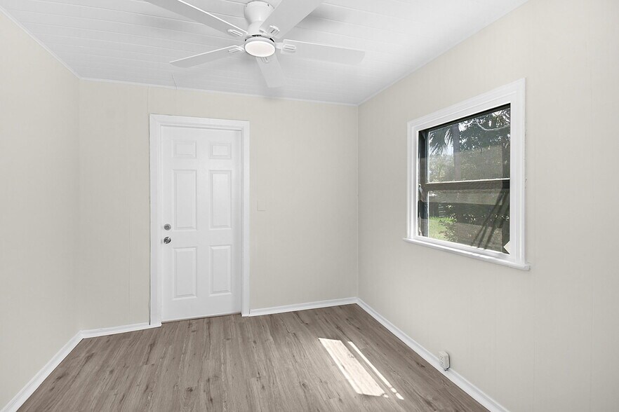 More Photos Of 300 SE Detroit Ave, Stuart Office For Sale