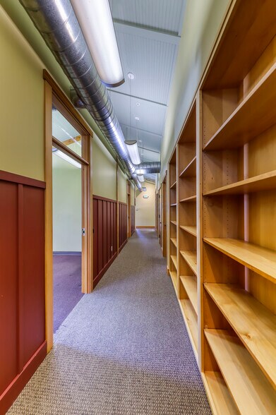 More Photos Of 818 Madison Ave N, Bainbridge Island Office For Sale