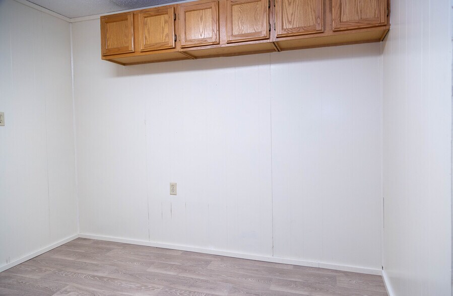 More Photos Of 211 S Austin St, Hutchins Flex For Sale