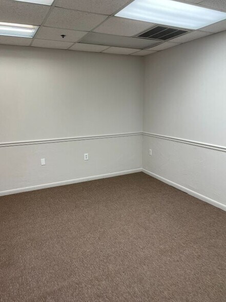 More Photos Of 2409 Sycamore Dr, Knoxville Showroom For Lease