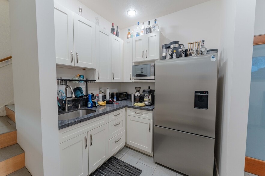 More Photos Of 99-1245 Halawa Valley St, Aiea Warehouse For Sale