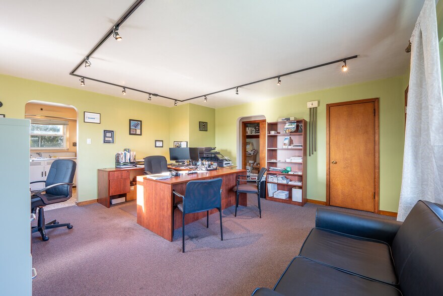 More Photos Of 1575 Mission Rd, Latrobe Flex For Sale