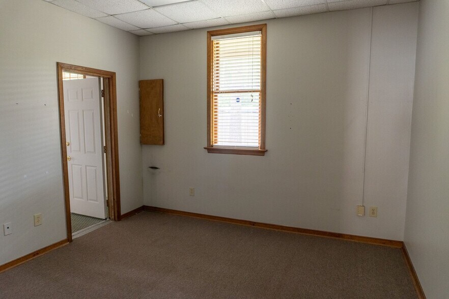 More Photos Of 4794 Finlay St, Richmond Office For Sale