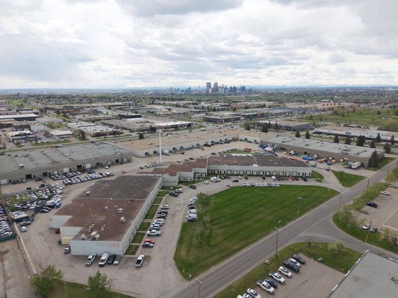 More Photos Of 2219 35th Ave NE, Calgary Service For Sale