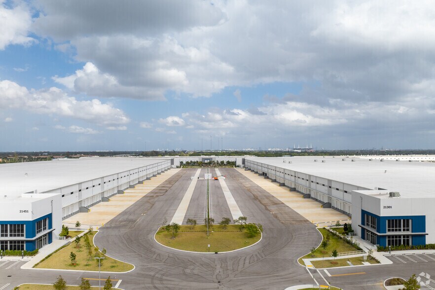 More Photos Of 21301 NW 47th Ave, Miami Gardens Warehouse For Lease