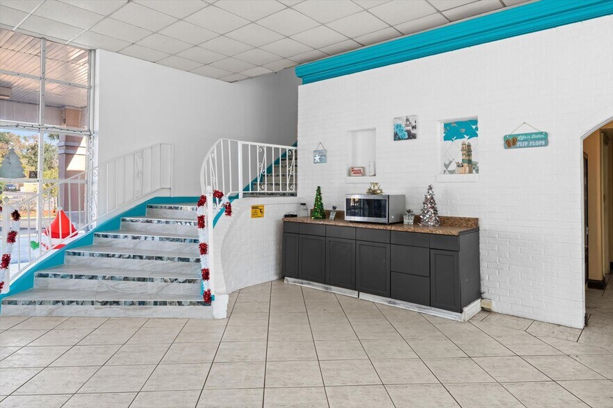 More Photos Of 510 Lane Ave S, Jacksonville Hotel For Sale