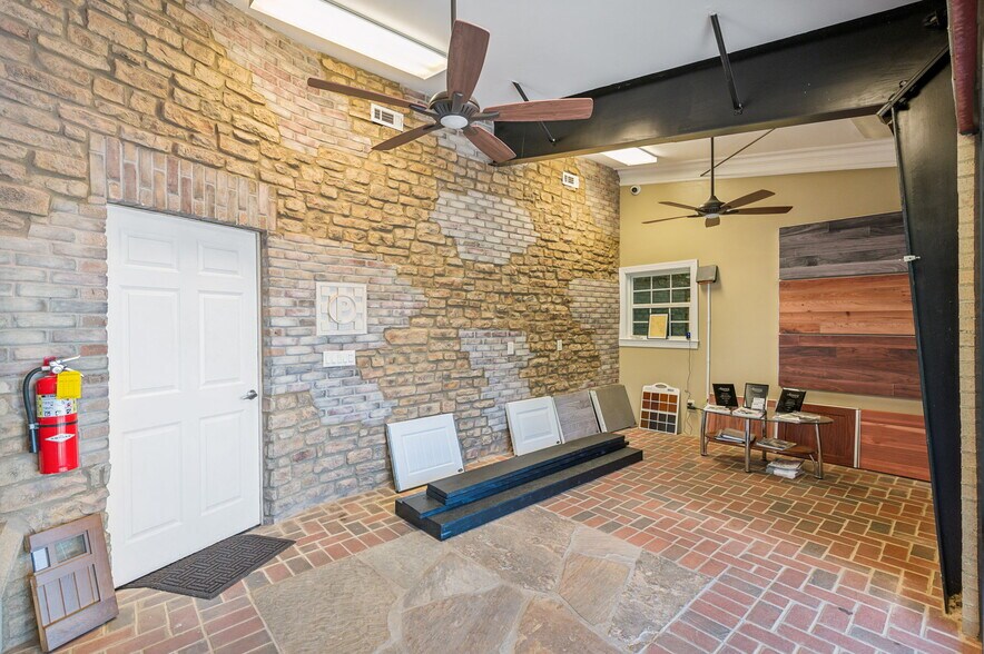 More Photos Of 4228 Main St, Oakwood Showroom For Lease