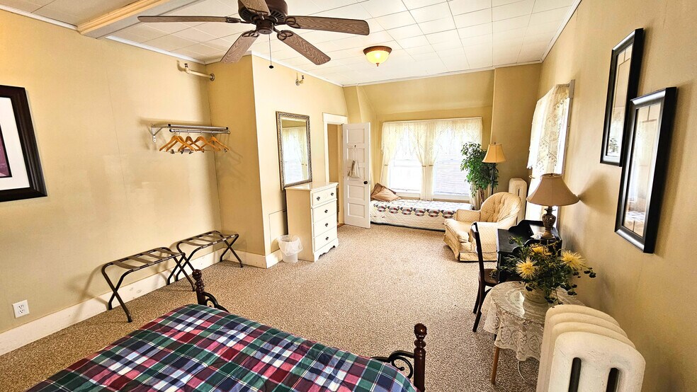 More Photos Of 40 Common St, Chester Hotel For Sale