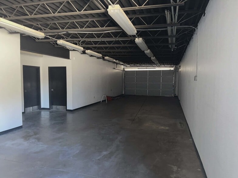 More Photos Of 400 N Riverside Dr, Fort Worth Auto Dealership For Lease