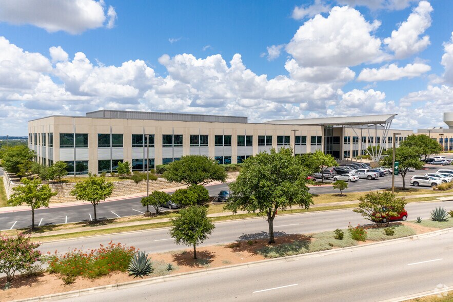 More Photos Of 810 Hester's Crossing, Round Rock Office For Lease