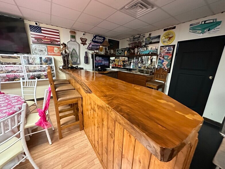 More Photos Of 3900 Davis St W, Dallas Flex For Sale