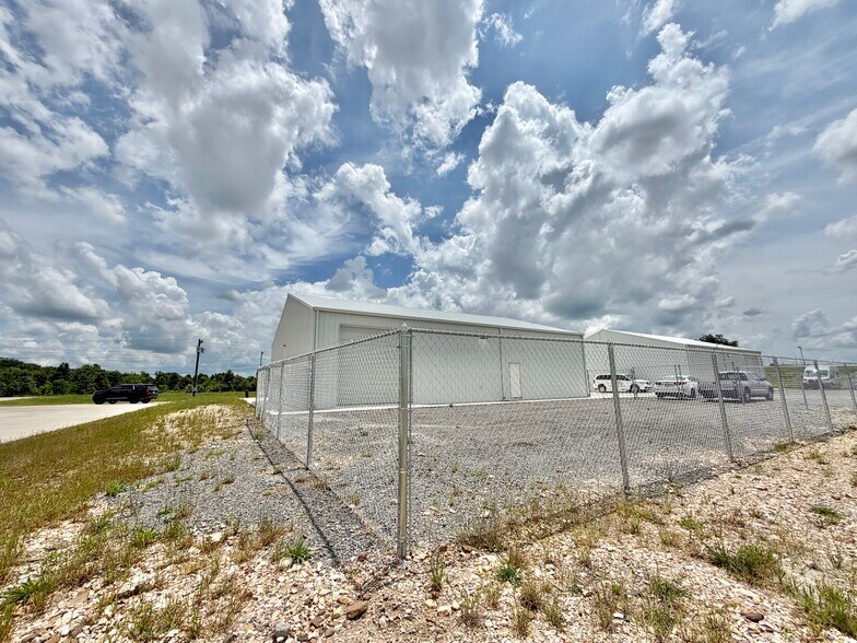 More Photos Of 1030 Moccasin ave, Tahlequah Flex For Lease