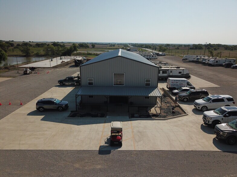 More Photos Of 13239 S Interstate 35, Valley View Manufacturing For Lease
