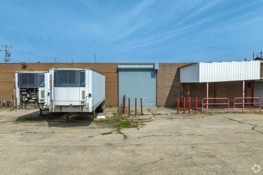 More Photos Of 52 Bartlett St, Highland Park Service For Sale