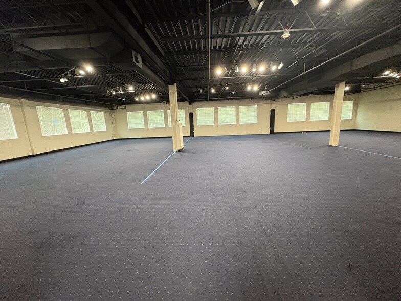 More Photos Of 450-480 E Roosevelt Rd, West Chicago Unknown For Lease