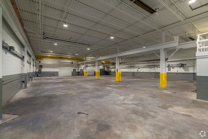 More Photos Of 16129 Common Rd, Roseville Warehouse For Lease