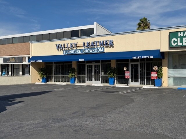 Primary Photo Of 15605 Ventura Blvd, Encino Unknown For Lease