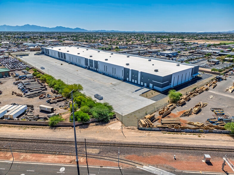 More Photos Of 6550 W Orangewood Ave, Glendale Warehouse For Lease