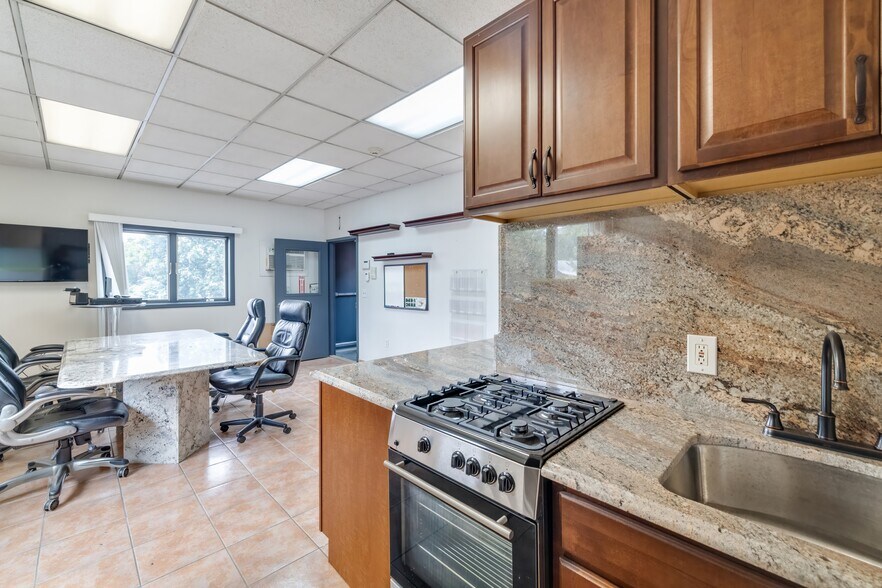 More Photos Of 456 Walker St, Fairview Industrial For Sale