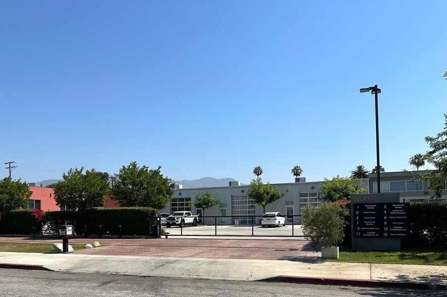 More Photos Of 1621 1st St, San Fernando Flex For Lease