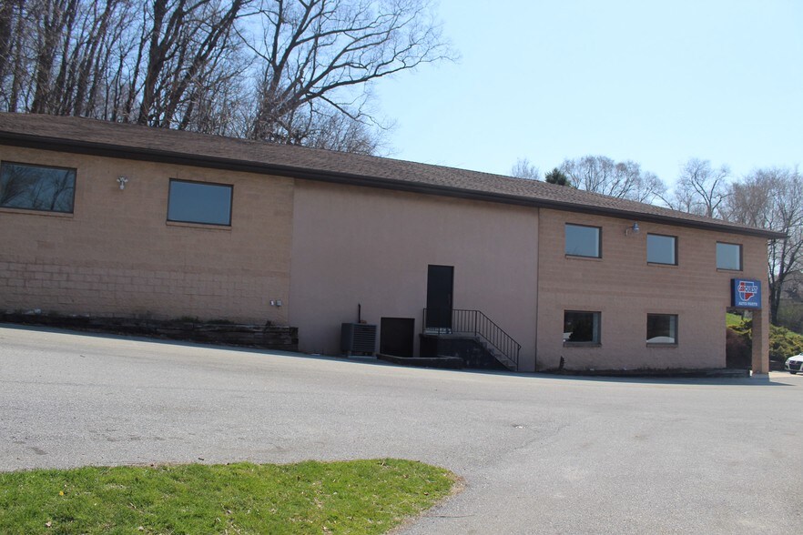 More Photos Of 935 Chestnut St, Gap Showroom For Sale