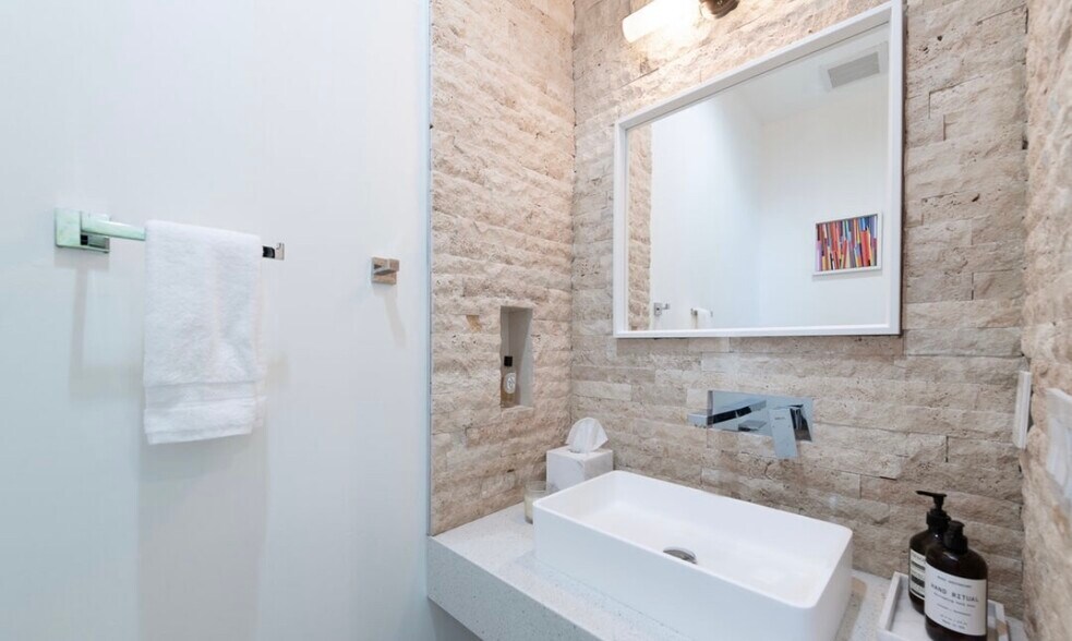 More Photos Of 12148 Travis St, Los Angeles Healthcare For Lease