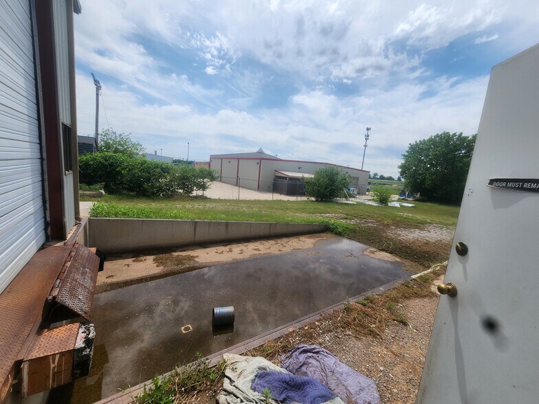 More Photos Of 810-812 SE 3rd St, Lawton Light Manufacturing For Sale