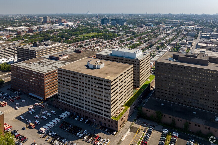 More Photos Of 433 Rue Chabanel O, Montréal Office For Lease