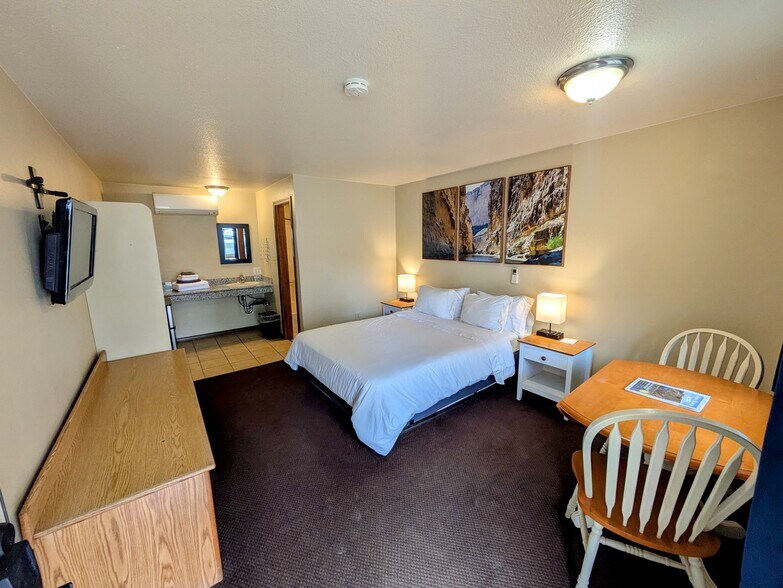 More Photos Of 616 Mill St, Maupin Hotel For Sale