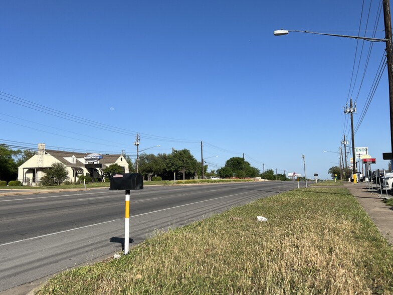 More Photos Of 2303 Parmer Ln, Austin Freestanding For Sale