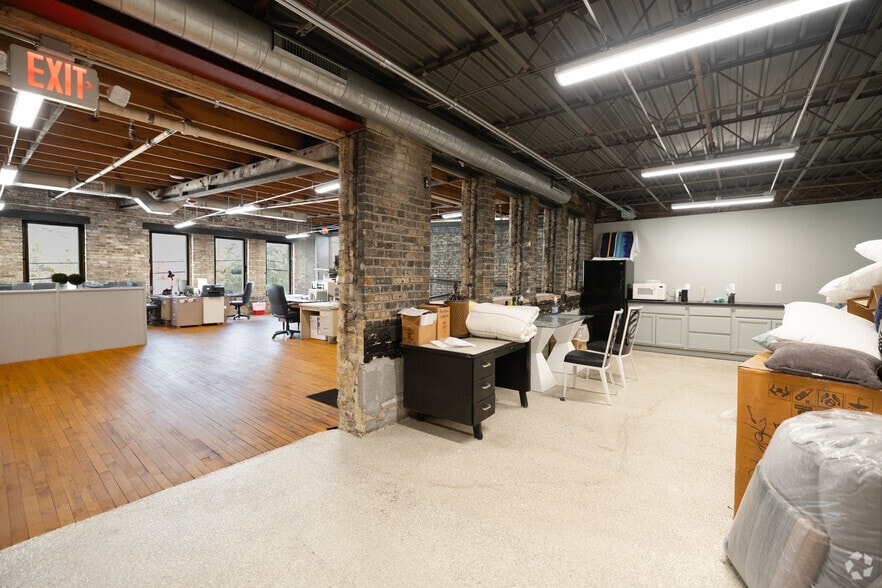 More Photos Of 1741 W Saint Paul Ave, Milwaukee Flex For Sale