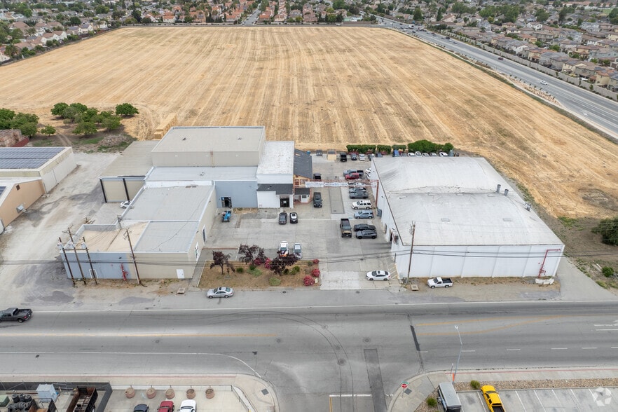 More Photos Of 320 Hillcrest Rd, Hollister Showroom For Sale