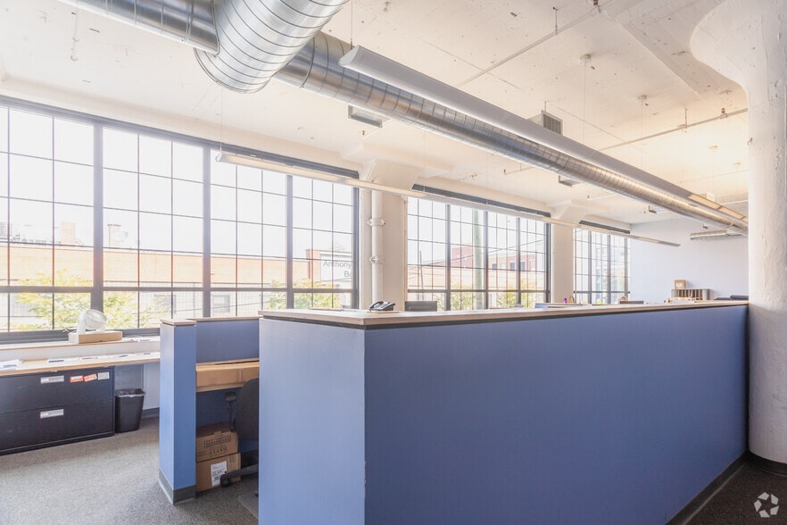 More Photos Of 33-00 47th Ave, Long Island City Warehouse For Lease