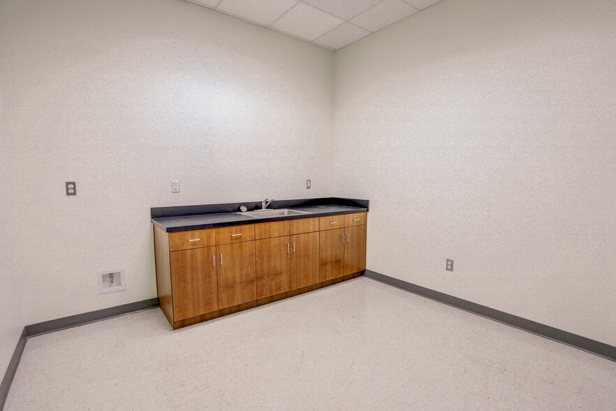 More Photos Of 2470 Daniells Bridge Rd, Athens Office For Lease