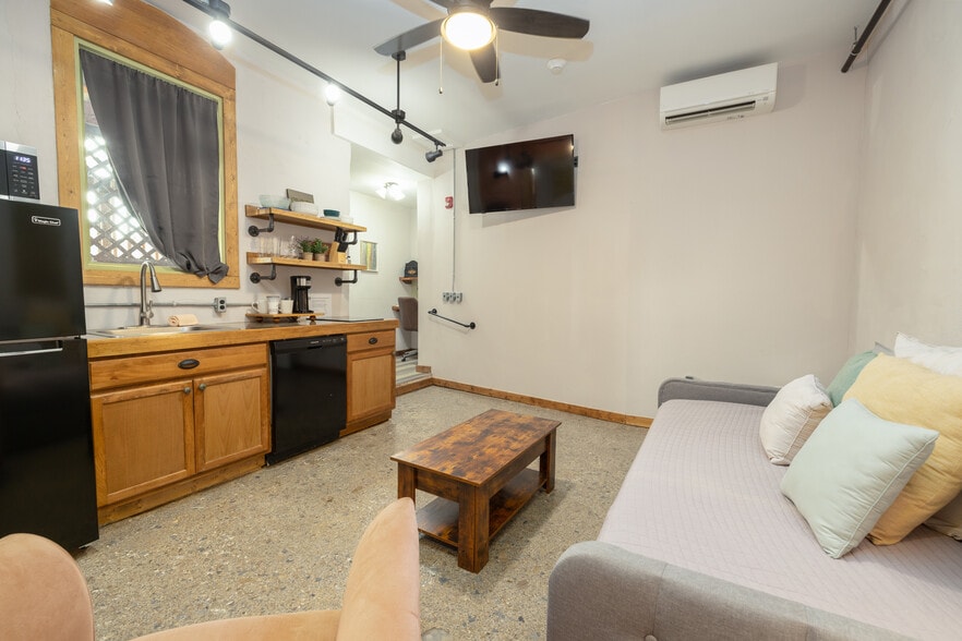More Photos Of 29 S Carolina St, Hartwell Hotel For Sale