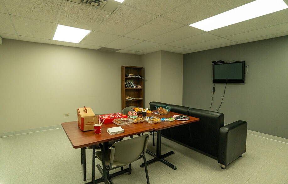 More Photos Of 829, 831, 835 Portage Ave, Winnipeg Office For Sale