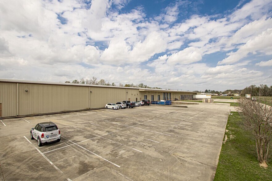 More Photos Of 810 W Highway 30, Gonzales Warehouse For Lease