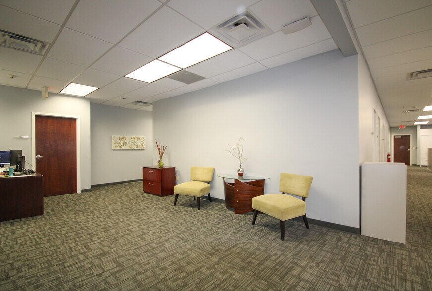 More Photos Of 9911 Shelbyville Rd, Louisville Office For Lease