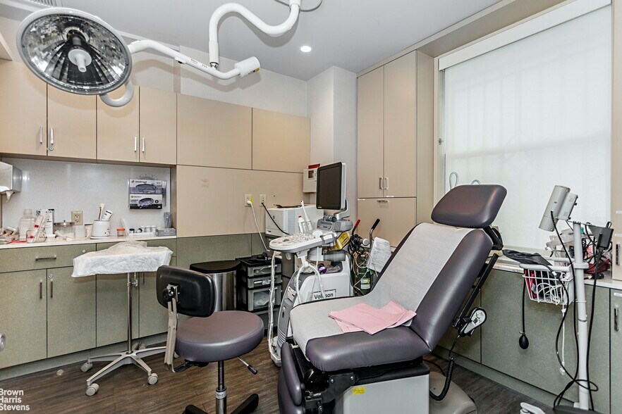 More Photos Of 121 E 60th St, New York Medical For Sale