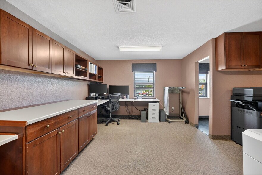 More Photos Of 1104 S Mitchell St, Cadillac Office For Sale