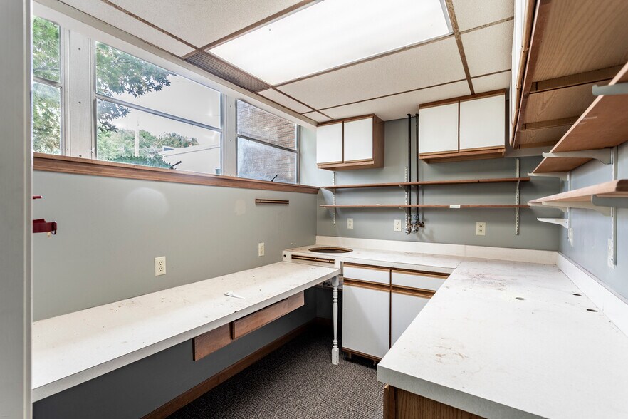 More Photos Of 1250 Franklin Ave, Brookville Office For Sale