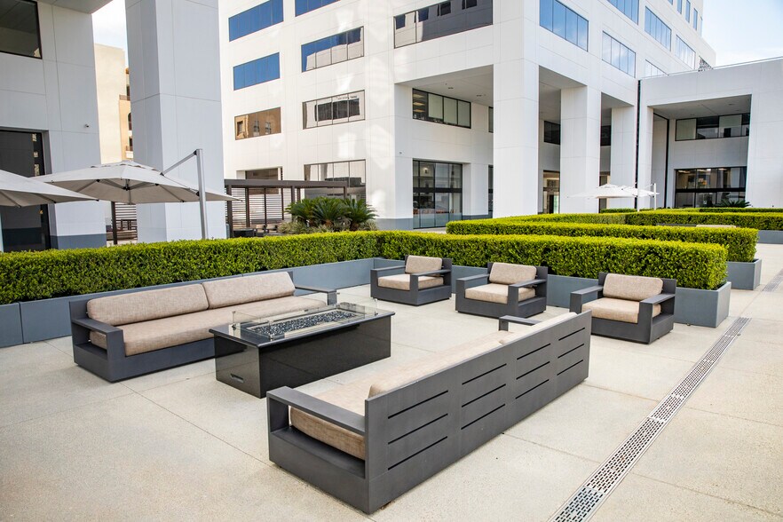 More Photos Of 6300 Canoga Ave, Woodland Hills Unknown For Lease