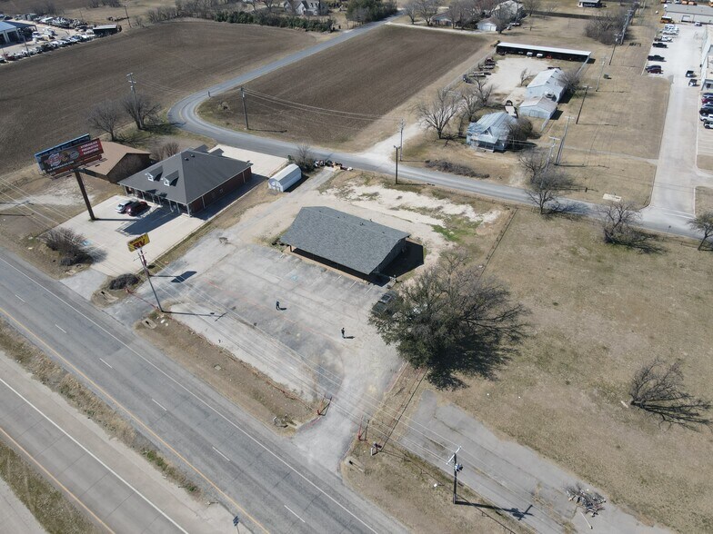 More Photos Of 103 S Stemmons St, Sanger Office For Lease