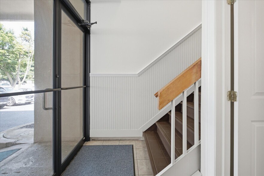 More Photos Of 1038 West Jericho Tpke, Smithtown Office For Sale