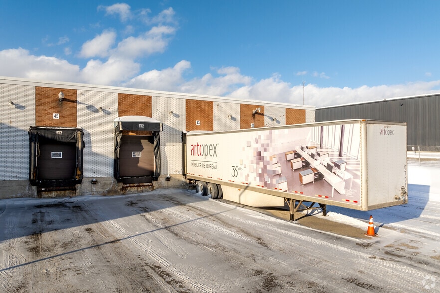 More Photos Of 2117-2129 Rue Berlier, Laval Manufacturing For Lease