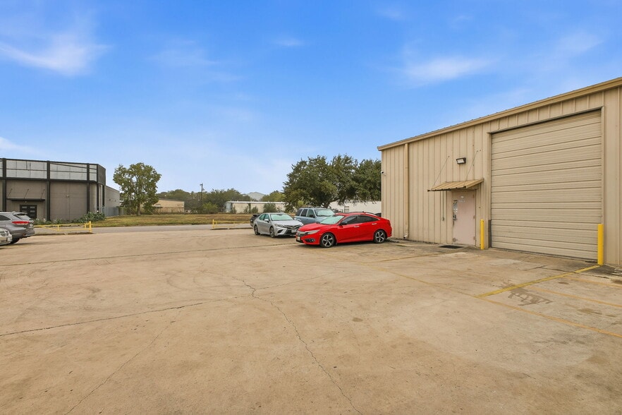 More Photos Of 315 N Park Dr, San Antonio Warehouse For Sale